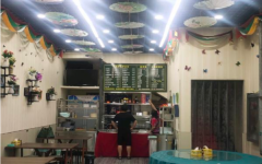 装修考究豪华。按照五酒店标准配备设备和餐具